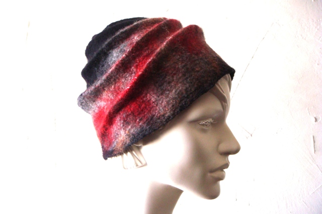 Felted merino wool hat-blue / red