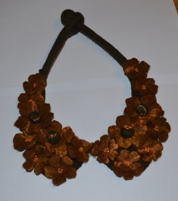 Flowered collar