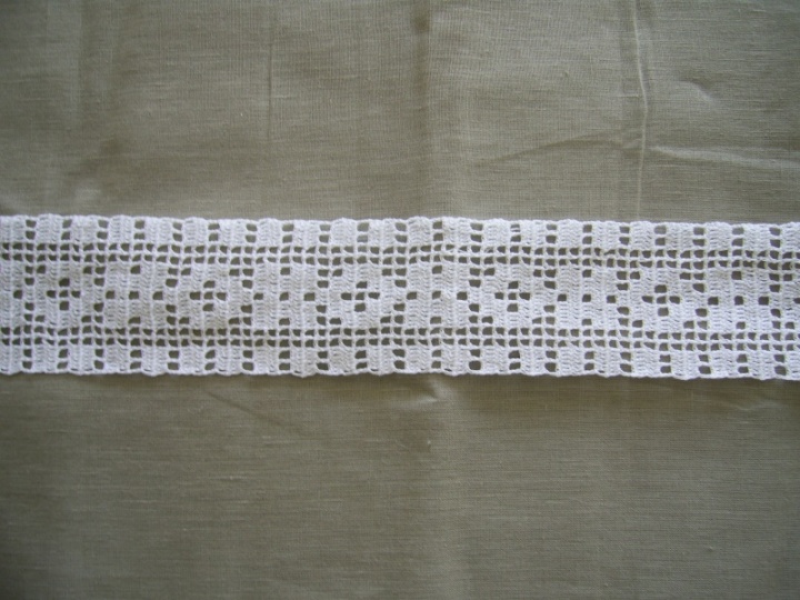 Crocheted band tablecloth