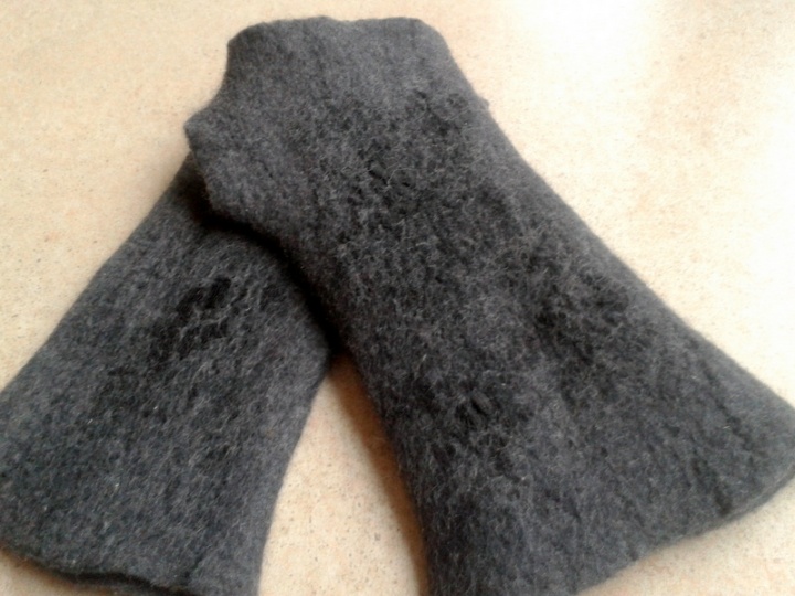 Gray wrist warmers with fingers