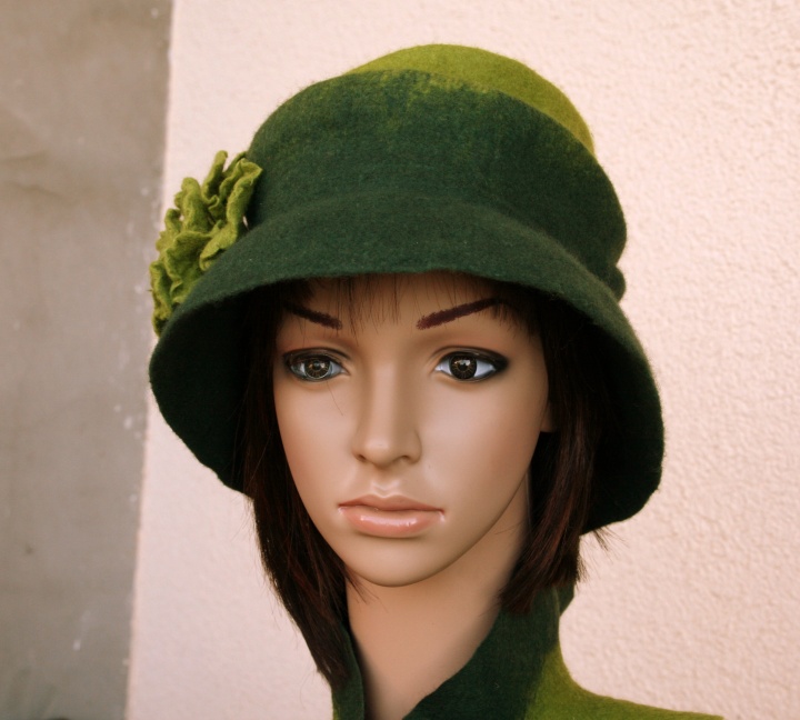Felted hat ,, Green ,, Rose