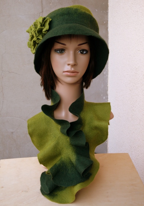 Felted hat ,, Green ,, Rose picture no. 3