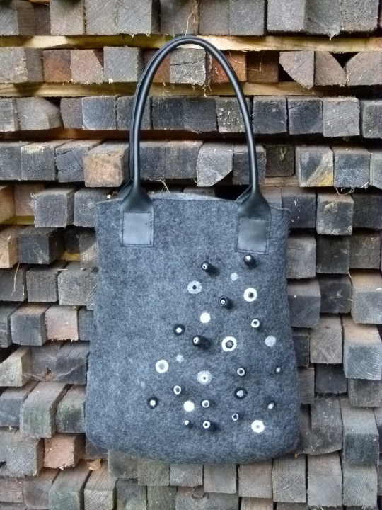 Felted grey handbag "hint"