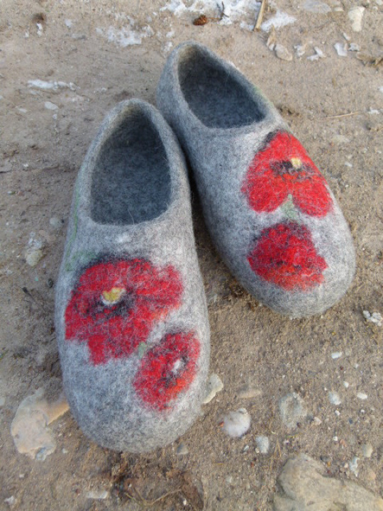 felted grey slippers " flowers" picture no. 2