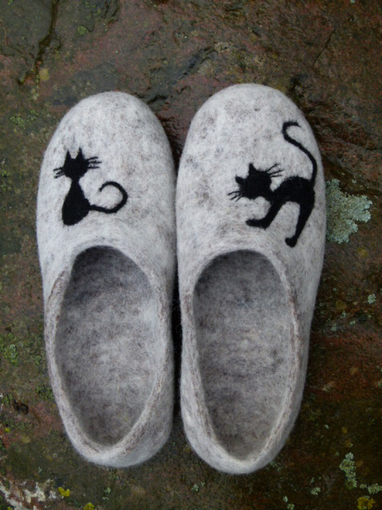 felted gray slippers "a cat day" picture no. 2