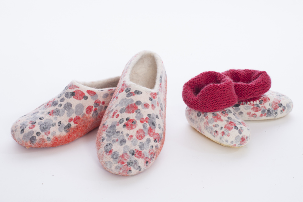 white feltes slippers frends" together"