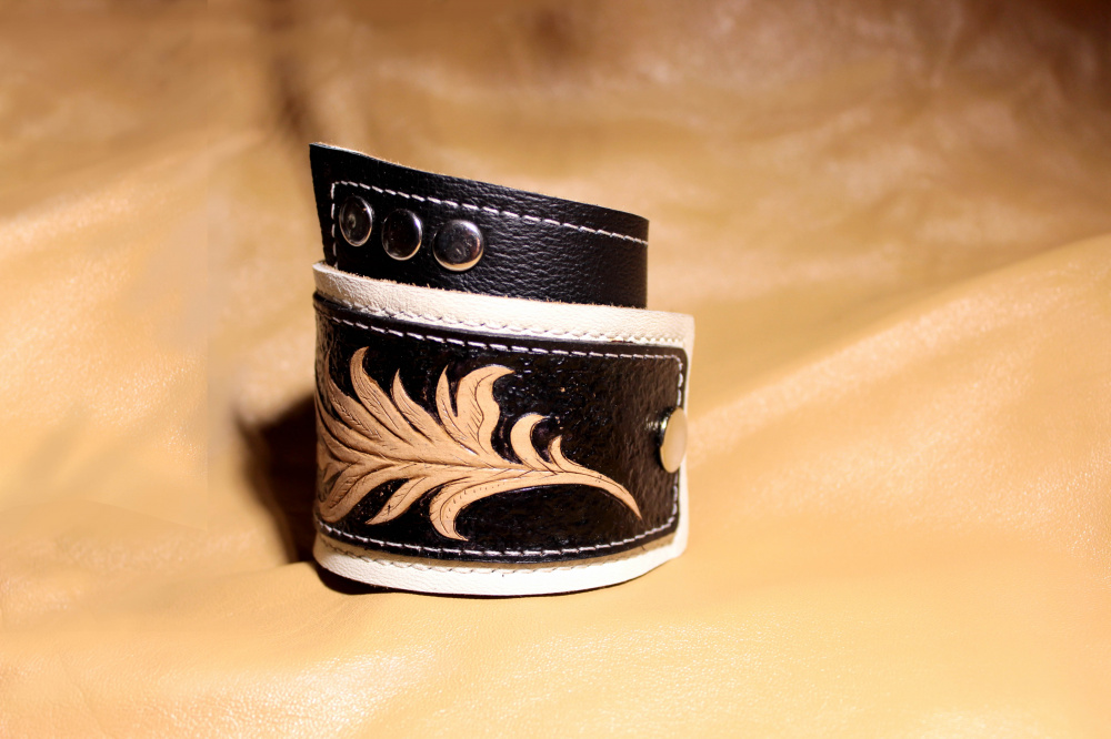 Genuine leather bracelet with graved decor picture no. 2