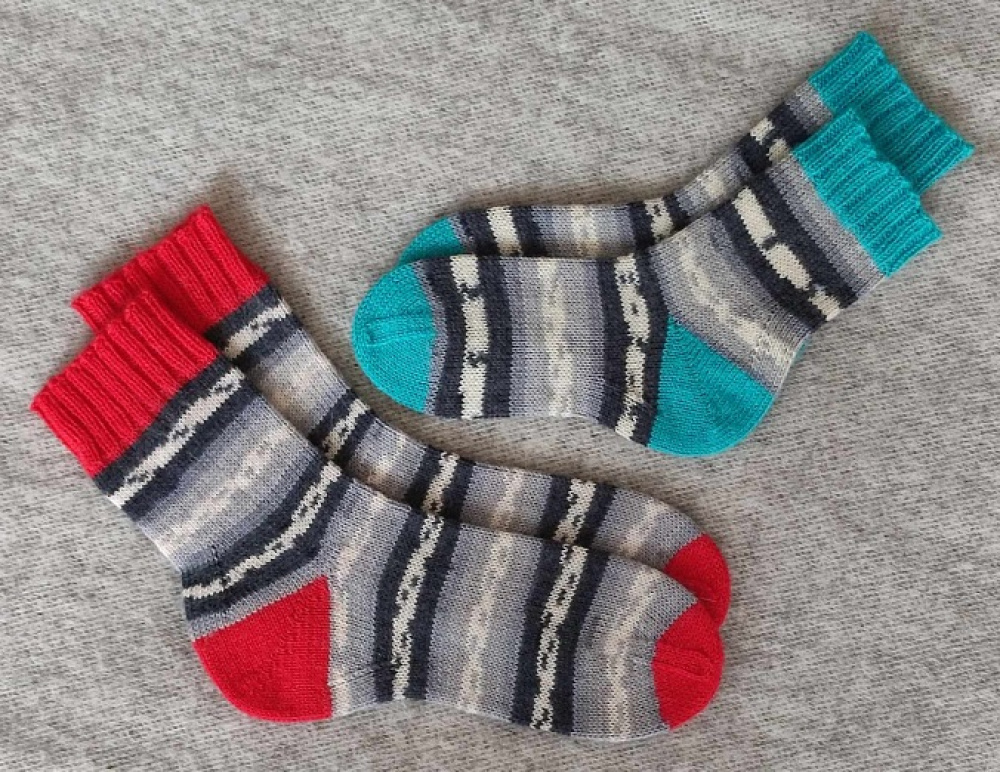 Handmade knitted woolen pattern socks. 75% wool, 25% polyamide, . Strong, warm, soft, durable... 100 gr - 420m ( thin ).