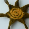 Brooch-Stranded starfish with kringeliu - Brooches - felting