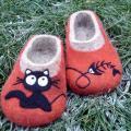 The cat walks alone - Shoes & slippers - felting