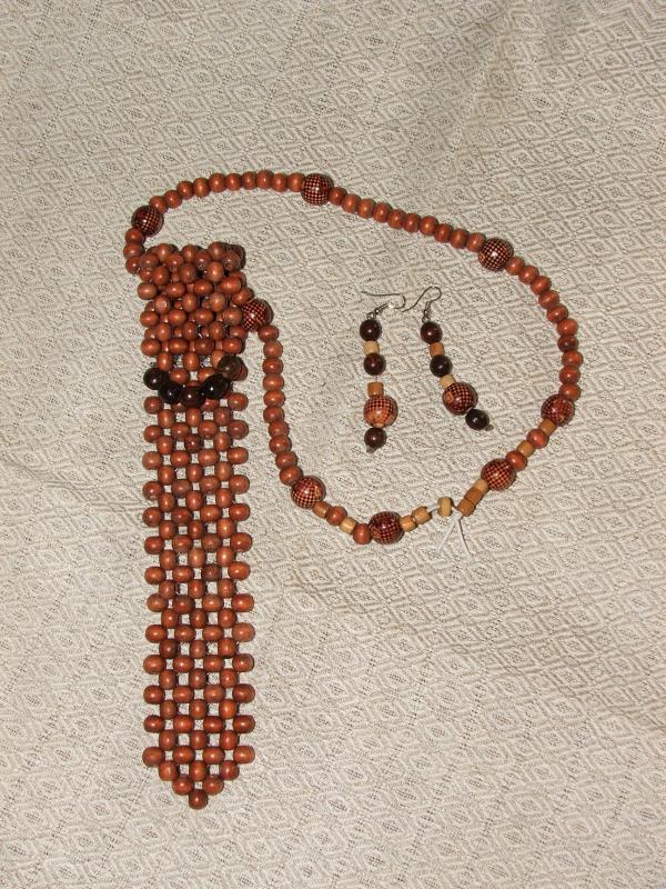 Wooden beads and earrings kaklarastis