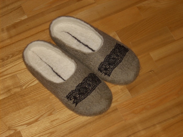 Tapukai- Christmas Lace (wool, felt