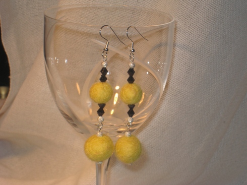 Yellow felt auskariukai