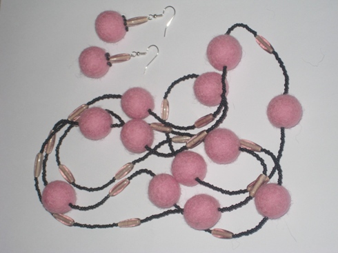 Pink felt rinkinukas