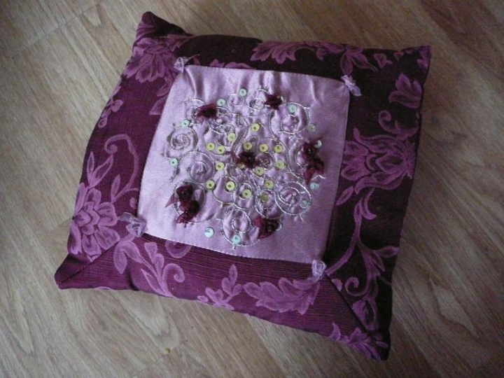 Decorative cushion 1