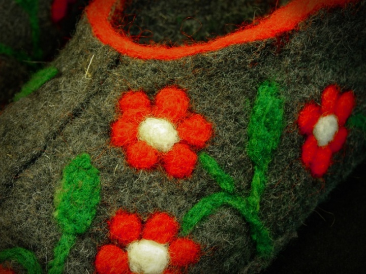 Warm flowery slippers picture no. 2