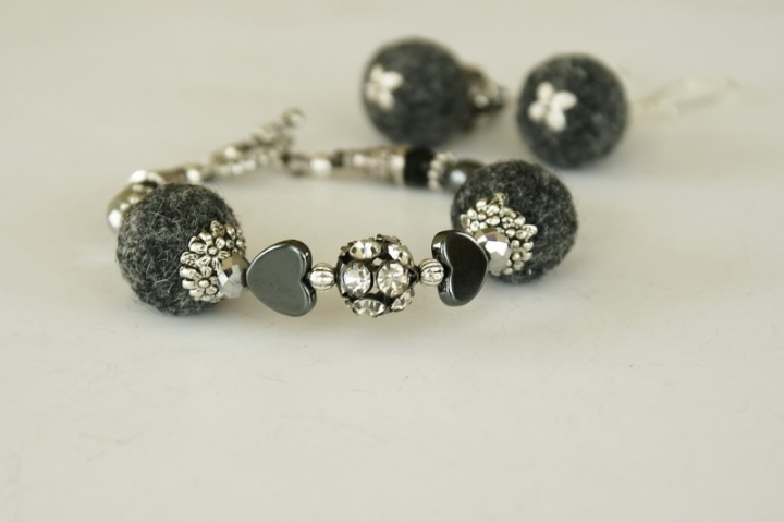 Bracelets and earrings k-th " asphalt "