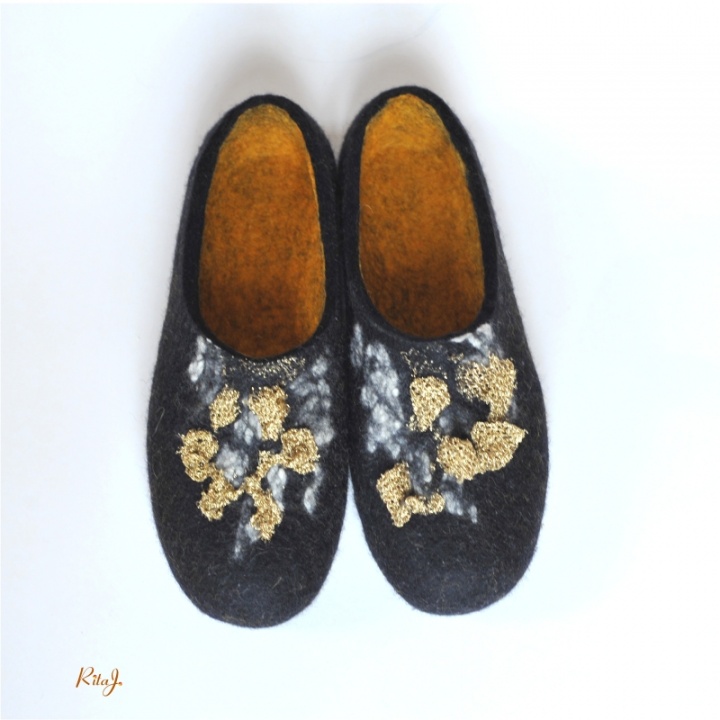 Felt slippers with gold / Felted slippers