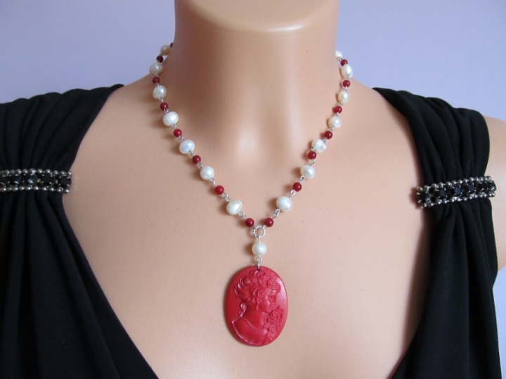 Pearl necklace with coral cameo picture no. 2