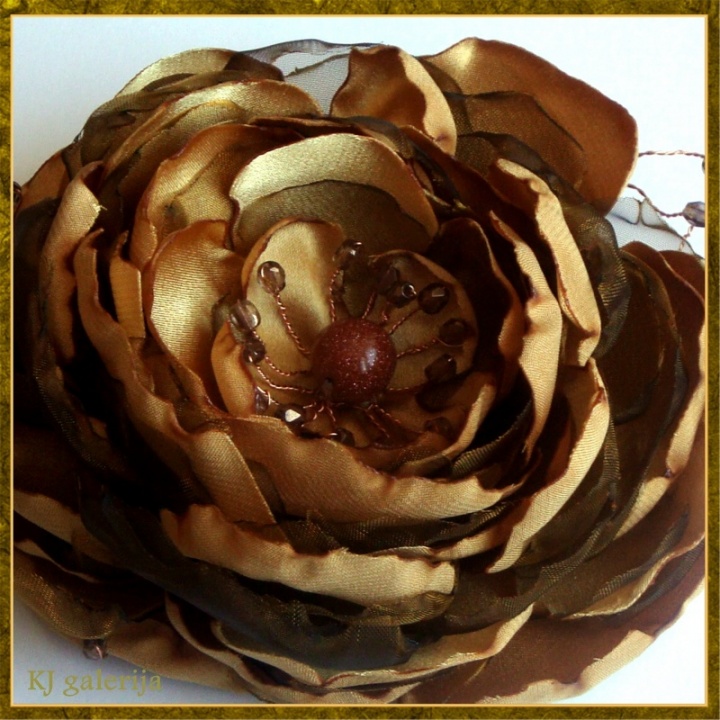 Brooch-flower. Fawn with solar AKMENĖLIAI