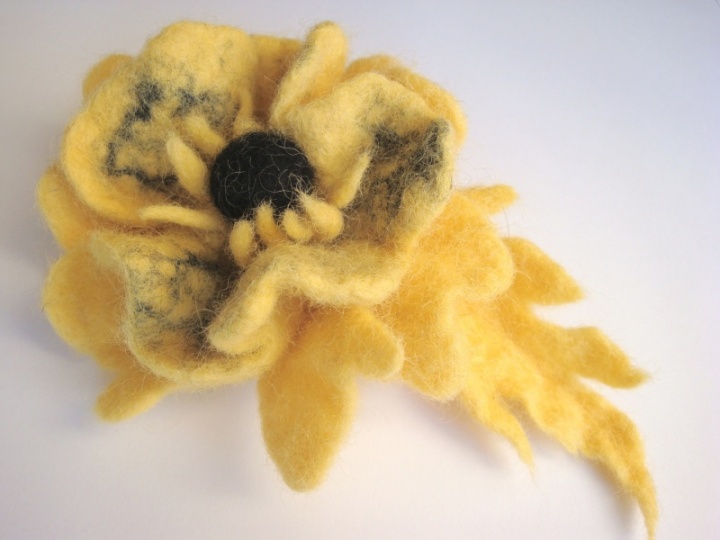 Geltona gėlė-sagė
