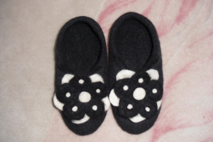 Slippers of wool