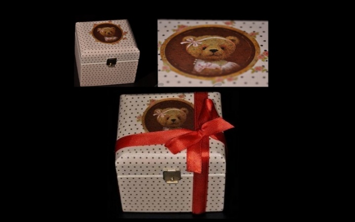 Box Dimensions: 9 x 8 x 8cm.