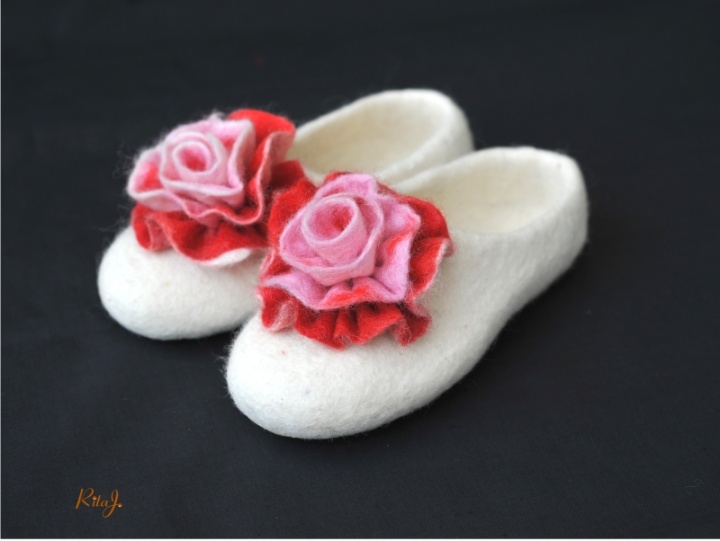 Tapukai natural wool with white rose picture no. 3