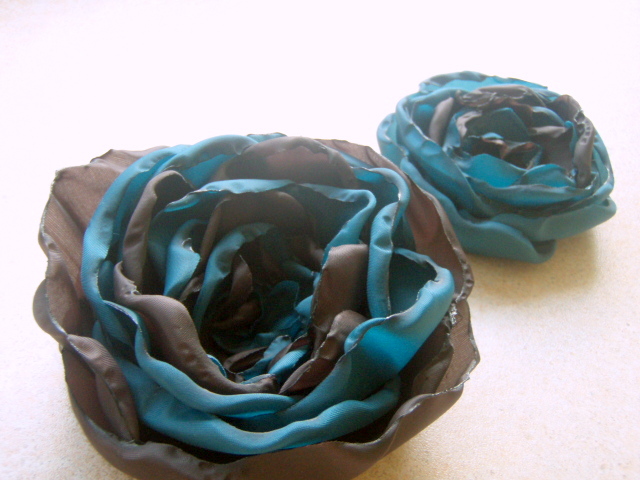 Flowers brooches made of cloth