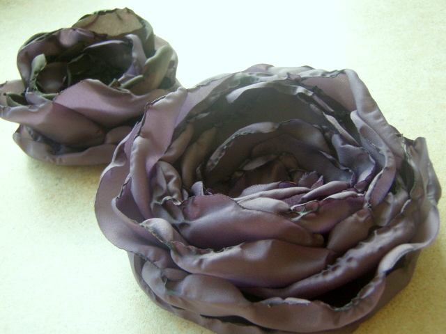Flowers brooches made of cloth