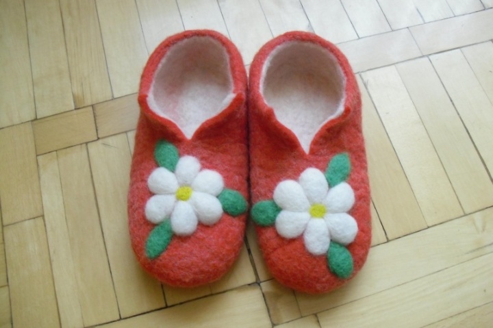 Slippers from wool