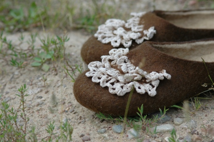 Lace brown slippers