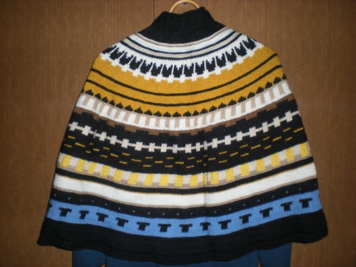Marga cloak shoulders warm up picture no. 2
