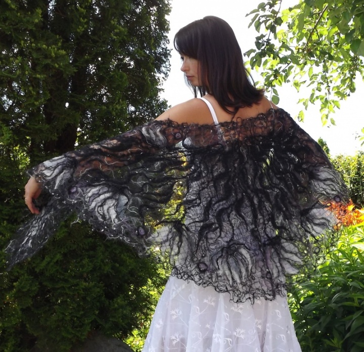 Openwork mantle -the white picture no. 2