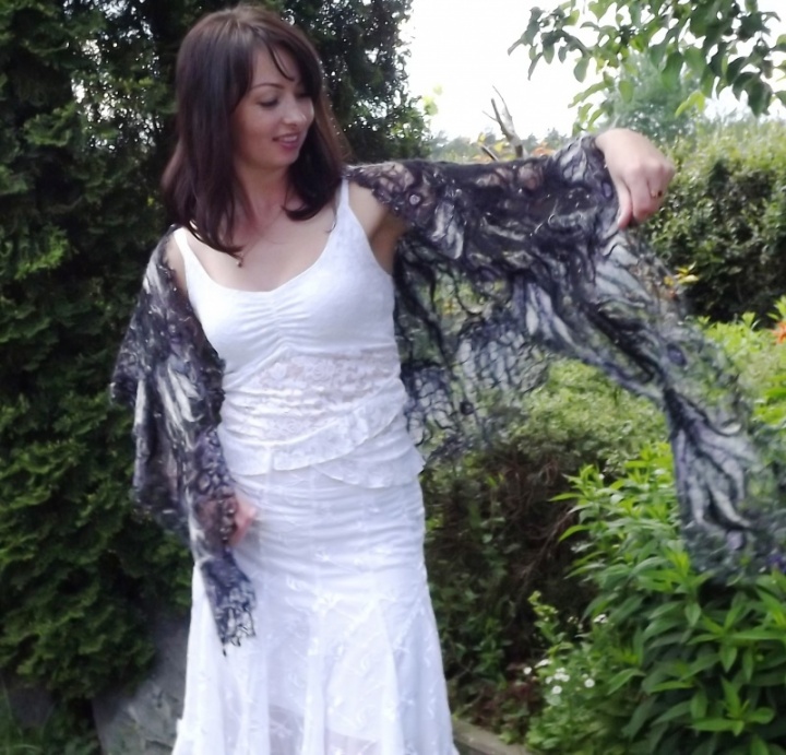 Openwork mantle -the white picture no. 3