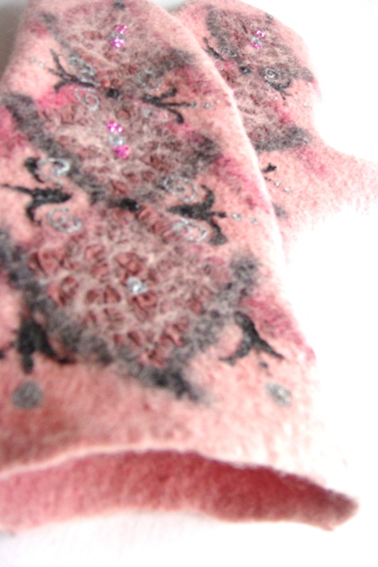 Felted merino wool gloves. picture no. 2