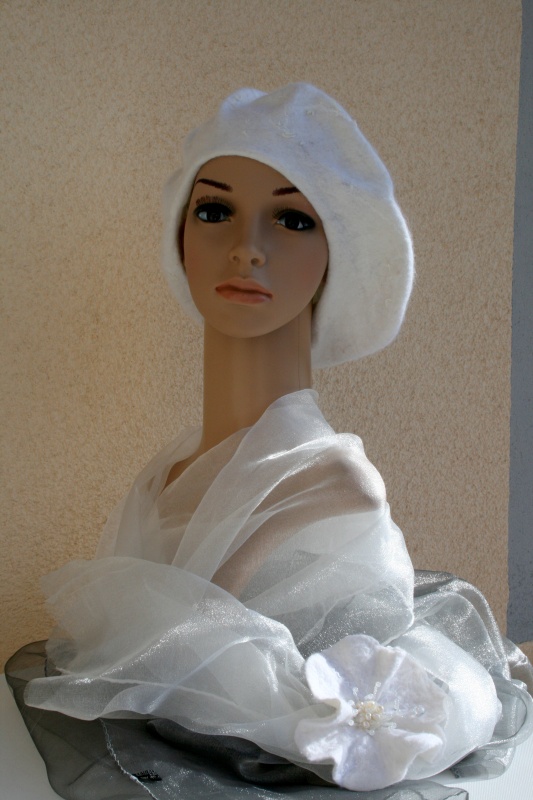 Beret " White " picture no. 3