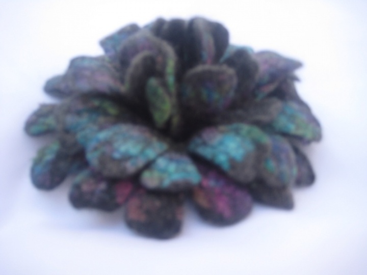 Wool brooch-Gama picture no. 3