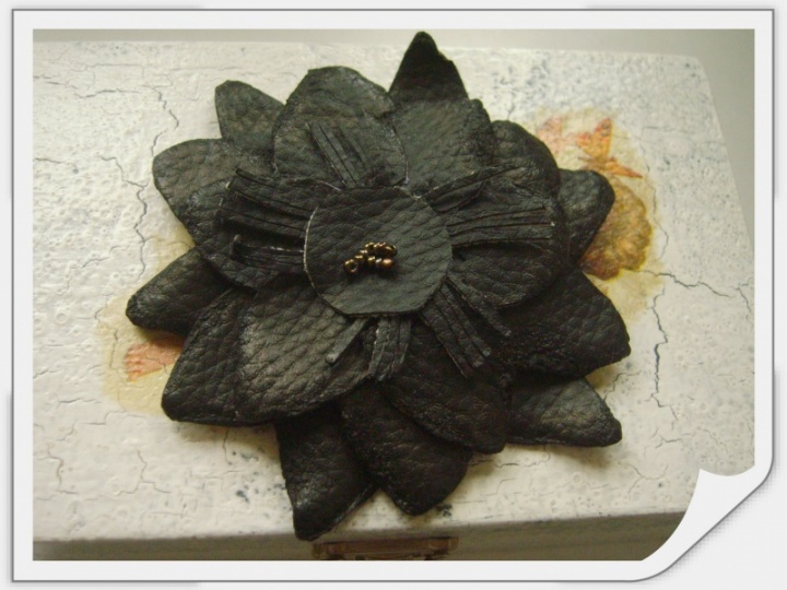 Leather brooch picture no. 2