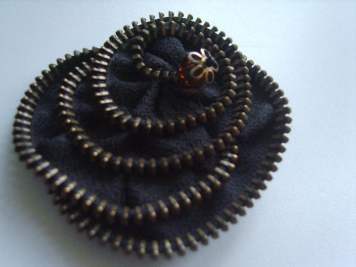 Brooch from zippers picture no. 2