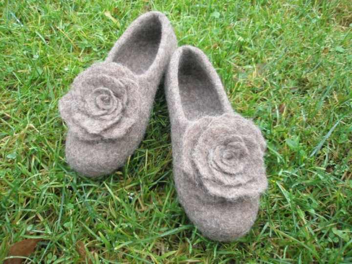 gray with roses
