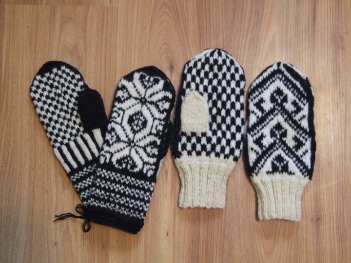 Patterned gloves made of wool