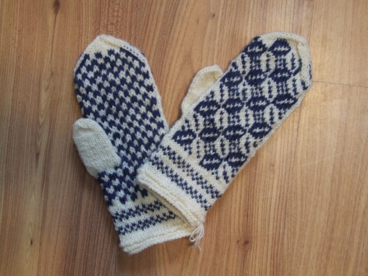 Patterned gloves made of wool picture no. 2