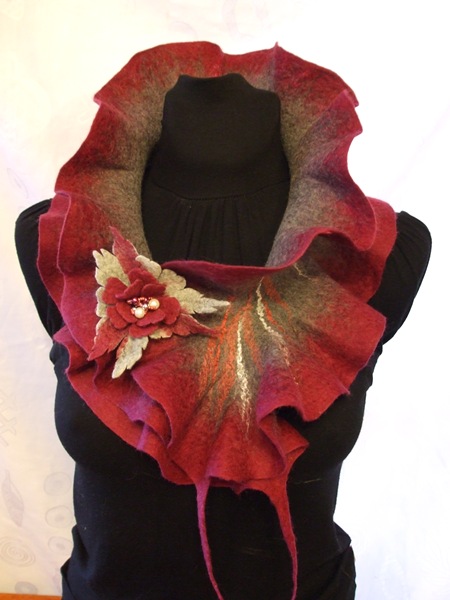 Gray-red shawl