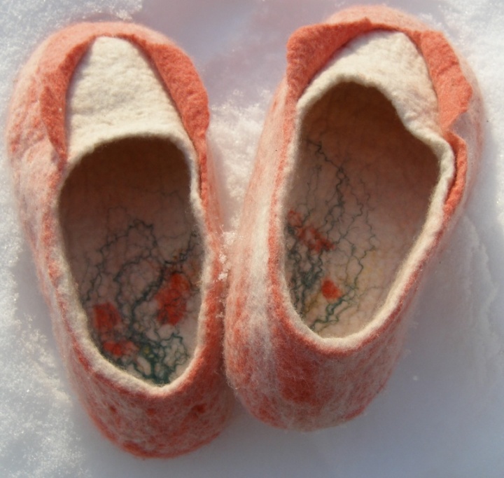 Slippers girl picture no. 2