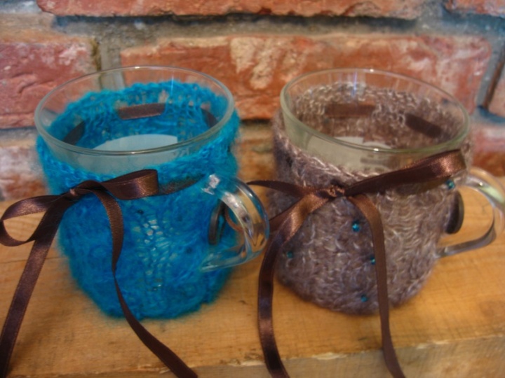 Knitted cups