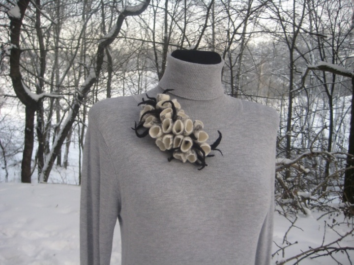 Wool brooch-Rings rytas2
