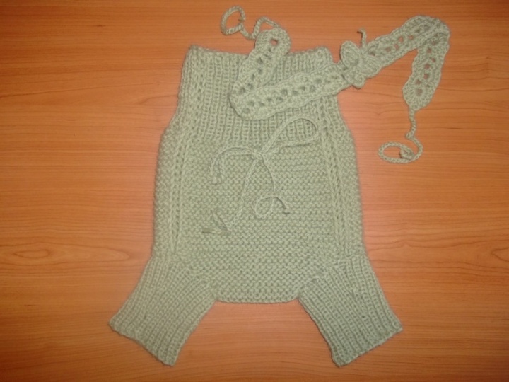 Woolen restrains walking around