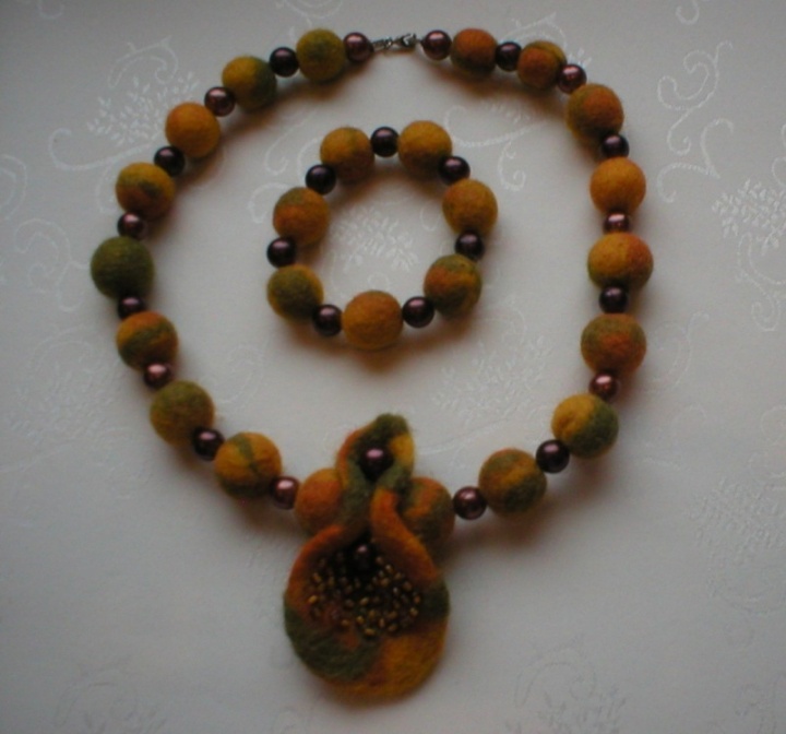 mottled necklace and bracelet