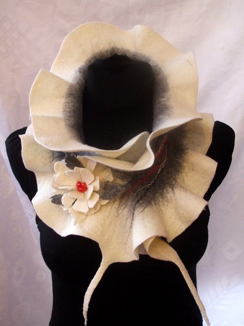 Gray-white scarf felting processes picture no. 2